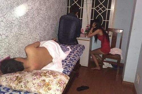 Đánh công an khi bị bắt quả tang đang 'vui vẻ' cùng gái lạ