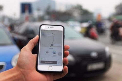 Hà Nội cấm dịch vụ đi chung xe của Uber, Grab