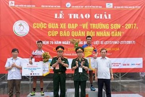 Cuộc đua xe đạp 'Về Trường Sơn - 2017, Cúp Báo Quân đội nhân dân': Vận động viên Nguyễn Tấn Hoài giành giải Nhất chặng Hà Nội - Thanh Hóa
