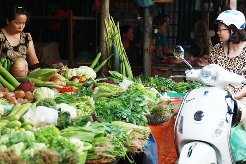 Rau xanh, thực phẩm tươi sống tăng giá nhẹ