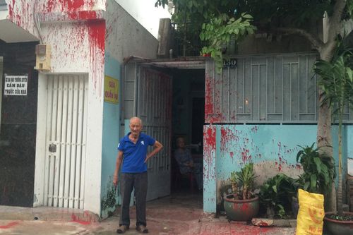 Nhà đôi vợ chồng già 85 tuổi nhiều lần bị tạt sơn, mắm tôm