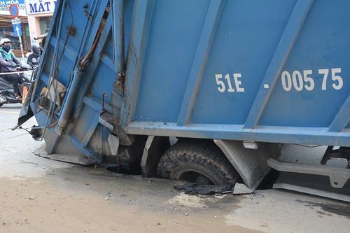 Xe rác chôn chân dưới 'hố tử thần' ở Sài Gòn