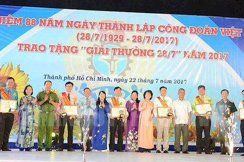 Tuyên dương 12 thủ lĩnh công đoàn xuất sắc