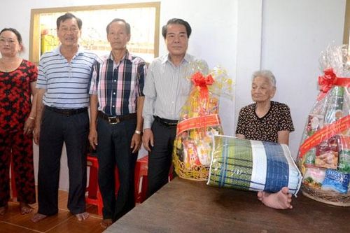 Lãnh đạo tỉnh Cà Mau thăm, tặng quà người có công