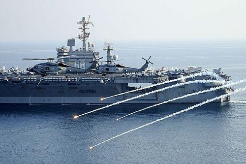Tàu chiến Mỹ áp sát, bắn pháo sáng về phía tàu tuần tra Iran