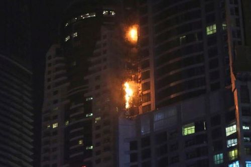 Cháy lớn tại tòa tháp 86 tầng ở Dubai