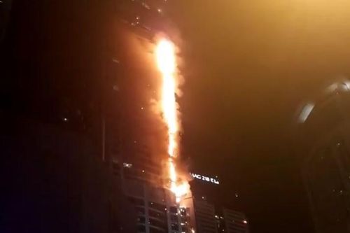 Cháy khủng khiếp ở tháp Torch Tower 79 tầng tại Dubai khi tờ mờ sáng