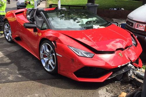 Thuê Lamborghini Huracan mui trần rồi gây tai nạn