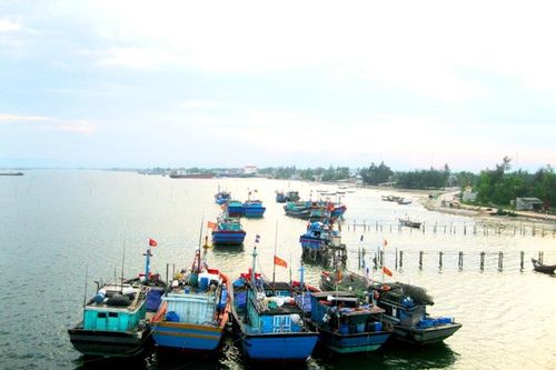 Quảng Trị: Bàn giao đèn LED cho hàng chục tàu đánh bắt xa bờ
