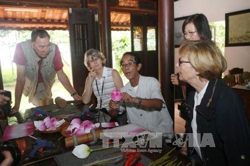 Nghệ nhân thổi hồn cho hoa giấy Thanh Tiên