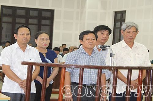 Vụ buôn lậu hơn 500m3 gỗ trắc: VKS đề nghị trả hồ sơ, Luật sư và bị cáo yêu cầu tiếp tục phiên tòa