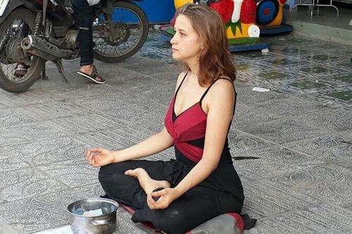 Khách Tây xin tiền: Đáng cho hay đáng xấu hổ?