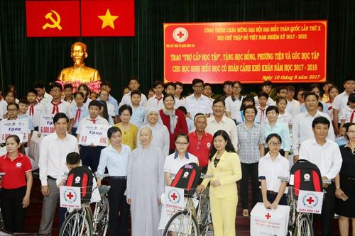 Trao 'Trợ cấp học tập', tặng học bổng cho 94 học sinh nghèo hiếu học