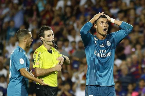 Ronaldo đẩy trọng tài, nhận thẻ đỏ khó hiểu ra sao?