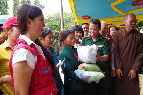 Khám bệnh, tặng quà nhân dân khu vực biên giới xã Phước Thiện