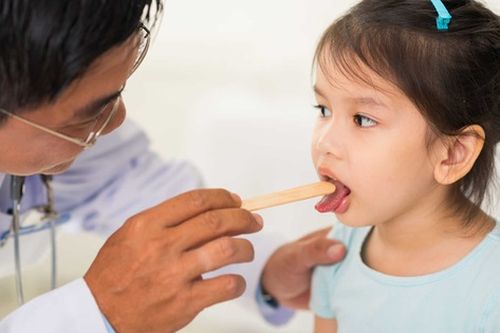Những sai lầm khiến trẻ mắc viêm họng giữa mùa nóng