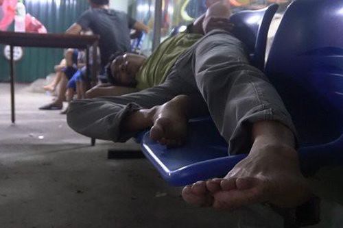 Người nhà và bệnh nhi trắng đêm vì sốt xuất huyết