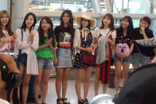 TWICE xuất hiện rạng rỡ ở sân bay đến Việt Nam