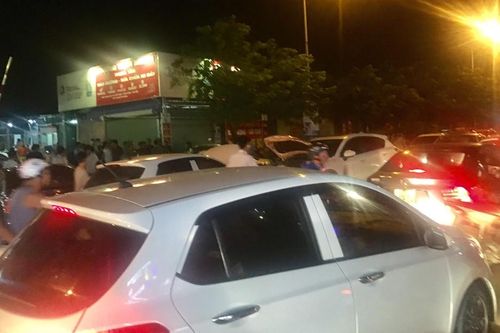 Bị đóng bãi đỗ xe lớn nhất, cư dân Linh Đàm chất vấn công an