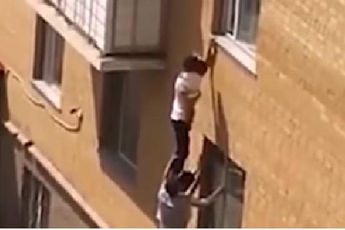 Thoát chết ngoạn mục nhờ 'kim tự tháp người'
