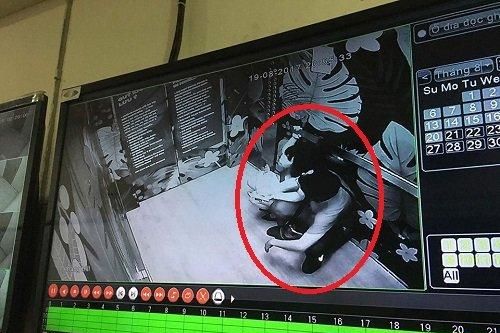 Mắc kẹt trong thang máy, đôi nam nữ nhập viện cấp cứu