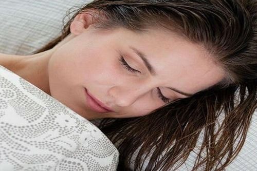 'Khóc thét' với hậu quả kinh hoàng khi để tóc ướt đi ngủ