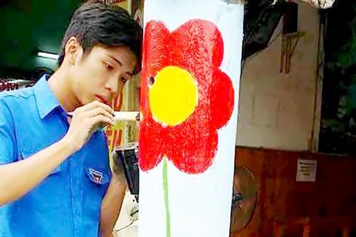 Thay áo mới cho trụ điện