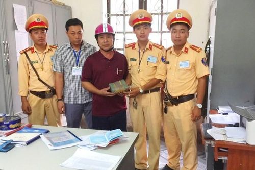 Trao trả lại số tiền 450 triệu đồng cho người dân