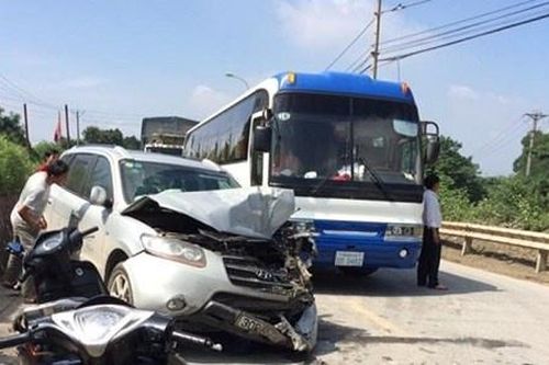 Xe tải lật đè lên ôtô, tài xế tử vong