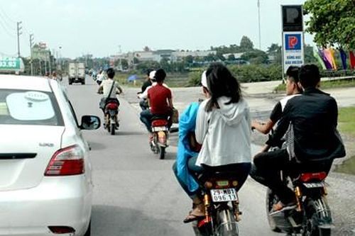 Nguy cơ mất an toàn khi học sinh đi xe đạp điện, xe máy điện