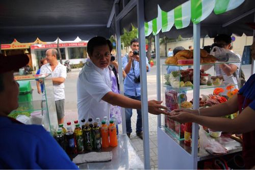 Ông Đoàn Ngọc Hải tặng quà cho tiểu thương phố hàng rong