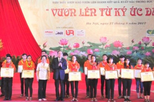 Trao học bổng cho 50 tấm gương là con thương binh nạn nhân chất độc da cam/dioxin