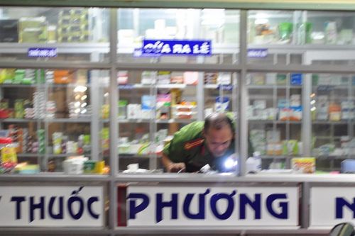 Đang lùng bắt kẻ chém chết chủ tiệm thuốc