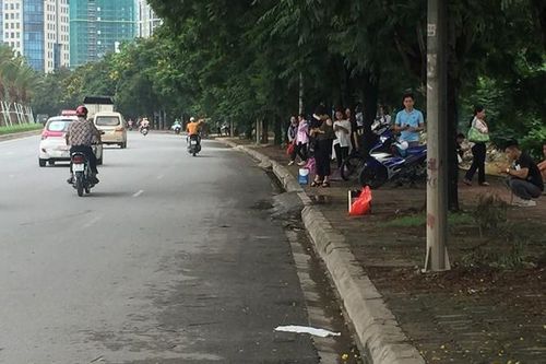 Cần chấn chỉnh xe khách lập 'bến cóc' trên Đại lộ Thăng Long