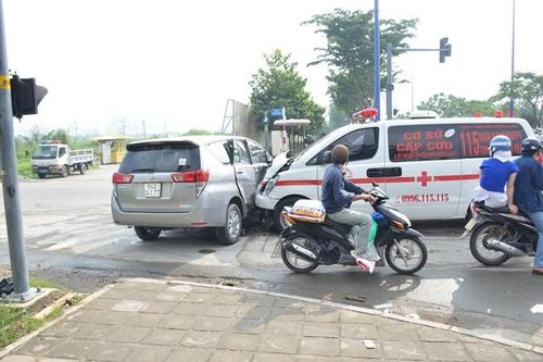 Xe cứu thương húc văng ô tô 7 chỗ trên đại lộ