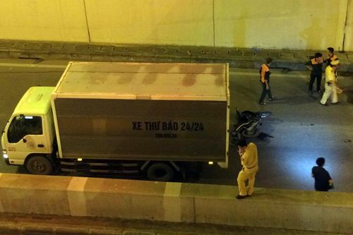 Hàng trăm người quây kín hiện trường xe tải tông chết người dưới hầm