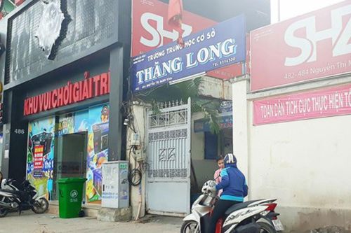 Tiệm game, quán nhậu trước cổng trường
