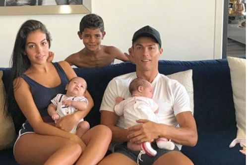 Ronaldo cam đoan trở lại MU, Conte hứng 'gạch, đá'
