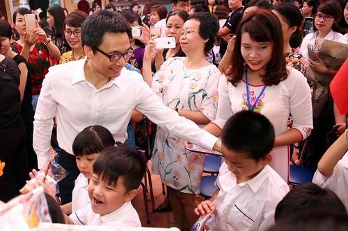 Phó Thủ tướng Vũ Đức Đam bất ngờ dự khai giảng tại một trường tiểu học ở Hà Nội