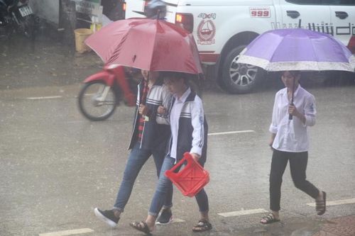 Học sinh Mường La đội mưa đi khai giảng