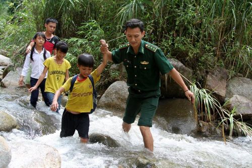 Nhọc nhằn đưa học sinh vùng biên về khai giảng năm học mới