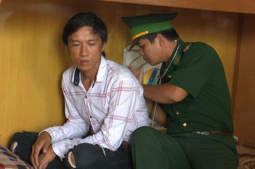 Cứu sống ngư dân trôi dạt 2 giờ trên vùng biển Nghệ An