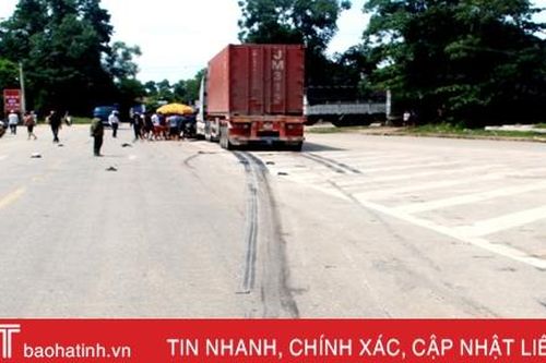Container đâm xe máy, 2 người đàn ông tử vong