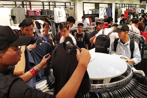 Tín đồ thời trang Việt kể chuyện xếp hàng chờ mua đồ H&M
