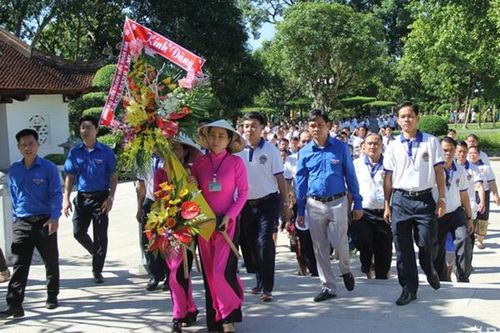 Đoàn Thanh niên NDCM Lào dâng hoa, thắp hương tưởng niệm Chủ tịch Hồ Chí Minh