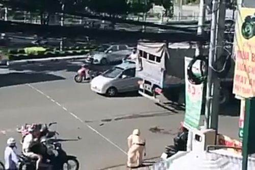Xe tải va chạm xe máy, mẹ và con gái mang bầu chết thương tâm