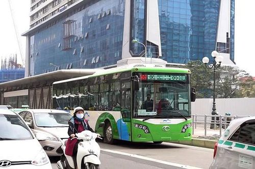 Buýt nhanh BRT ở Hà Nội quá tải vào giờ cao điểm