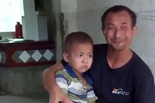 Khoảnh khắc bé trai 5 tuổi có bàn chân kỳ lạ bước đi khiến ai cũng xót xa