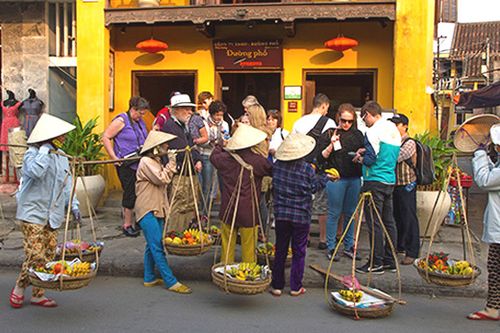 Hội An xử lý hàng rong, buôn bán vỉa hè: Sắp xếp và duy trì những loại hàng rong phù hợp