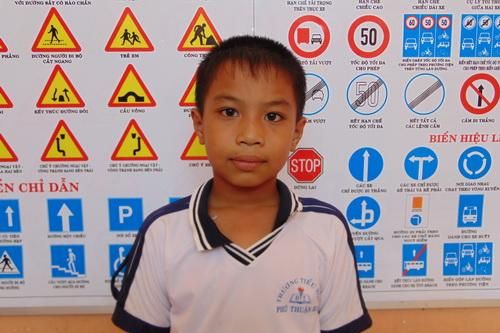 Tuyên dương cậu học trò lớp 2 không tham của rơi